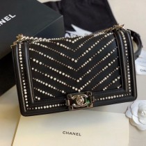 Imitation Chanel Pearl Chevron Calfskin Medium Boy Flap Bag A67086 Black 2020 Collection CE03130