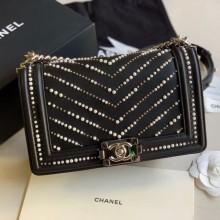 Imitation Chanel Pearl Chevron Calfskin Medium Boy Flap Bag A67086 Black 2020 Collection CE03130